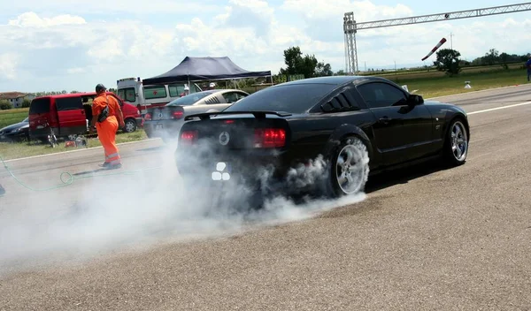 Marzaglia Modena 2011 Havaalanı Pisti Ford Mustang Ücretsiz Kalkış Yarışı — Stok fotoğraf