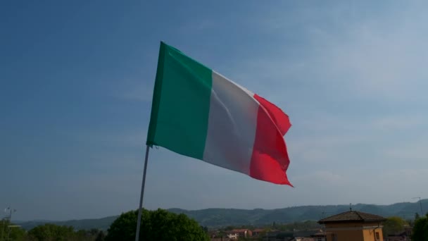 Italian Flag Waving Blue Sky — Stock Video