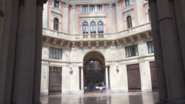 Pavia pazar alanı girişi ve genel görünümü