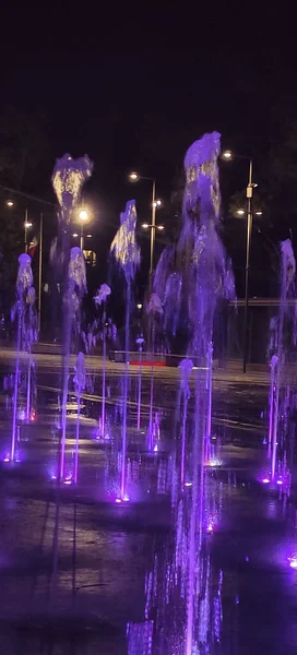 Reggio Emilia Vitória Quadrado Fontes Coloridas Brilhantes Noite Atirando Frente — Fotografia de Stock