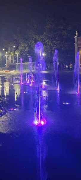 Reggio Emilia Vitória Quadrado Fontes Coloridas Brilhantes Noite Atirando Frente — Fotografia de Stock