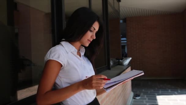 Beautiful Brunette Italian Girl Thinks Writes Tablet — Αρχείο Βίντεο