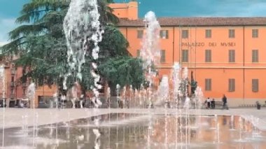 Reggio Emilia zafer meydanı parlak renkli fıskiyeler valli tiyatrosunun önünde çekiliyor.