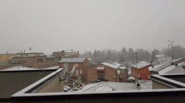 Bibbiano Reggio Emilia şehrin çatısına kar yağışı yağıyor. 