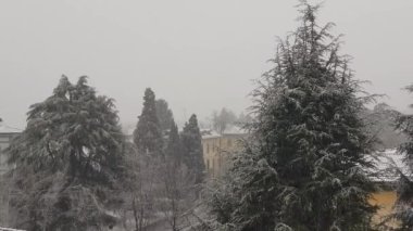 Bibbiano Reggio Emilia şehrin çatısına kar yağışı yağıyor. 