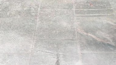 Reggio Emilia zafer meydanı parlak renkli fıskiyeler valli tiyatrosunun önünde çekiliyor.