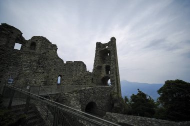 Sacra di San Michele Torino 'da, tepenin ve duvarların altından manzara. Yüksek kalite fotoğraf