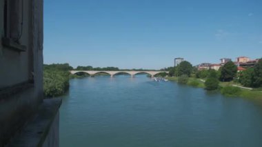 Pavia Nehri 'nin keneviri örtülü köprüden görünüyor