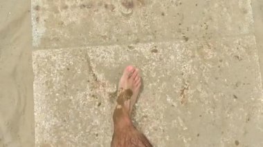 İtalya 'da bir kumsalda duruyor.