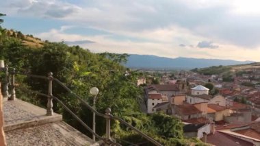 Pescina Aquila Köyün ve Fucino Vadisi 'nin panoramik manzarası