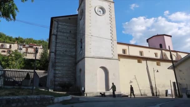 Pescina Aquila vista general de la iglesia — Vídeo de stock