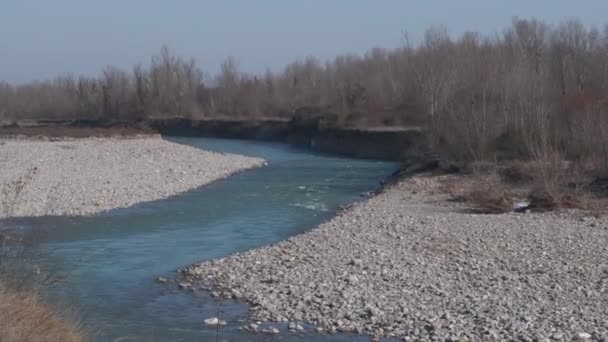Βότσαλα Και Πέτρες Στην Κοίτη Του Ποταμού Την Ηλιόλουστη Μέρα — Αρχείο Βίντεο