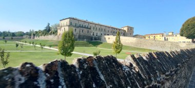 Sala Baganza Parma kalesi, bahçeli panoramik manzara. Yüksek kalite fotoğraf