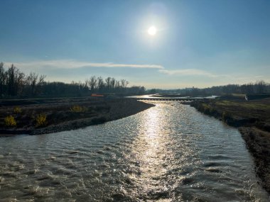  Montecchio Emilia 'daki Enza Nehri. Köprü' den günbatımı Reggio Emilia İtalya 'da kirli suyla dolmuş. Yüksek kalite fotoğraf