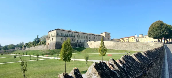Pevnost Sala Baganza Parma Panoramatický Výhled Zahradou Kvalitní Fotografie — Stock fotografie