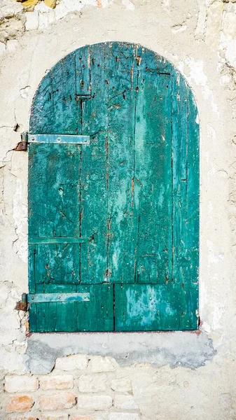Старая Деревянная Дверь Окрашена Зеленый Цвет Разрушена Временем Высокое Качество — стоковое фото
