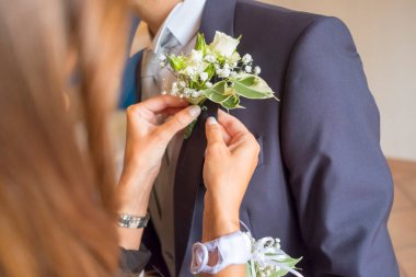 Abla damadın cebine küçük bir buket koyar. Yüksek kalite fotoğraf