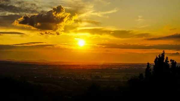 Sonnenuntergang Über Hügeln Und Bäumen Hochwertiges Foto — Stockfoto