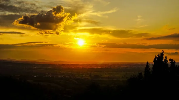 Puesta Sol Sobre Colinas Árboles Foto Alta Calidad — Foto de Stock