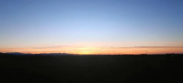 Krásný Západ Slunce Barevnou Oblohou Stébla Trávy Bodců Kvalitní Fotografie — Stock fotografie
