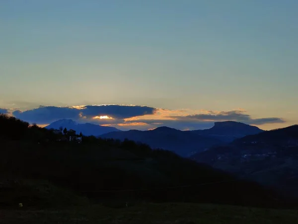 Hermoso Atardecer Con Cielo Colorido Hojas Hierba Espigas Foto Alta — Foto de Stock