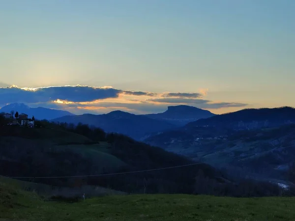 Hermoso Atardecer Con Cielo Colorido Hojas Hierba Espigas Foto Alta —  Fotos de Stock