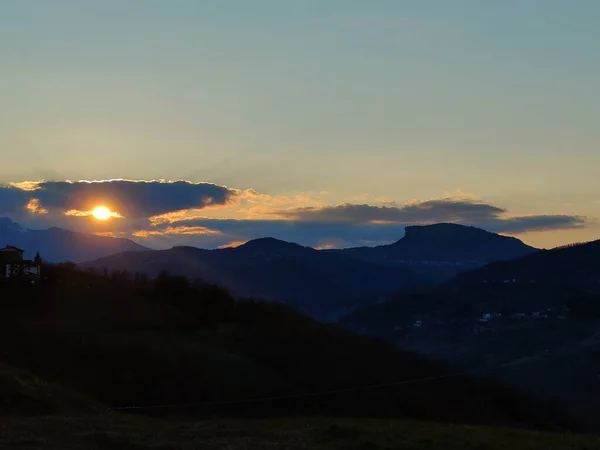 Vacker Solnedgång Med Färgglada Himmel Och Blad Gräs Och Spikar — Stockfoto