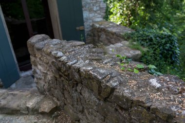 Güneşli bir günde eski taş duvar ve tuğla desenli arka plan. yüksek kaliteli fotoğraf