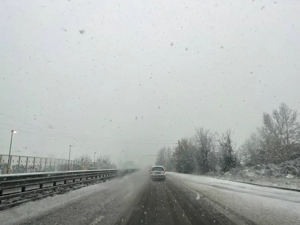 Pesanti Nevicate Sull Autostrada Italiana Con Carreggiata Innevata Foto Alta — Foto Stock
