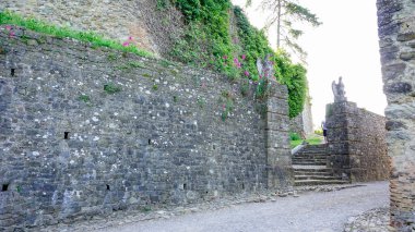 Güneşli bir günde eski taş duvar ve tuğla desenli arka plan. yüksek kaliteli fotoğraf