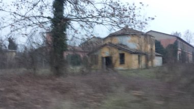 İtalya 'da terk edilmiş eski bir yerleşim yeri. yüksek kaliteli fotoğraf