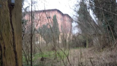 İtalya 'da terk edilmiş eski bir yerleşim yeri. yüksek kaliteli fotoğraf