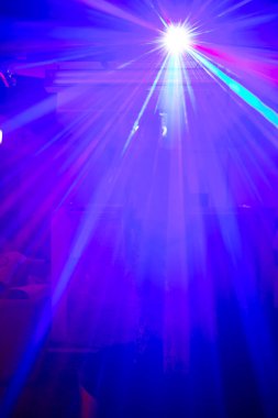 disko ışığı ve projektörden gelen ışık huzmesi. Yüksek kalite fotoğraf