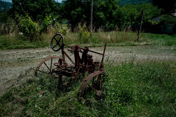 Altes Rostiges Landwirtschaftliches Gerät Auf Einem Feld Foto Hoher Qualität — Stockfoto