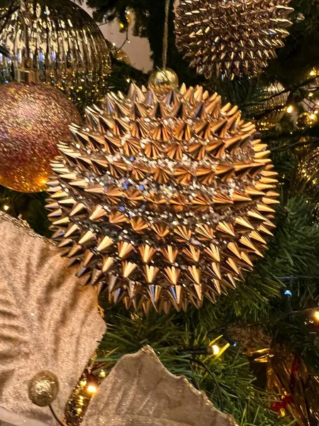 Kerstbal Met Metallic Effect Spikes Hoge Kwaliteit Foto — Stockfoto