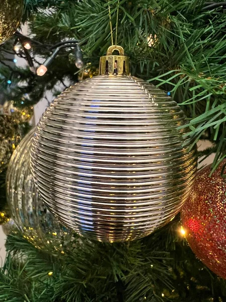 Kerstbal Met Gestreept Metallic Effect Hoge Kwaliteit Foto — Stockfoto