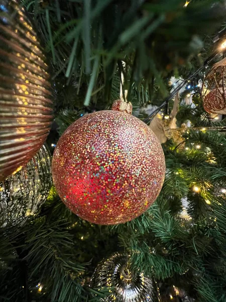 Kerstbal Werkte Met Rood Metallic Effect Hoge Kwaliteit Foto — Stockfoto