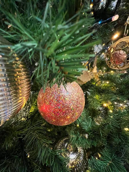 Palla Natale Lavorato Con Effetto Metallico Rosso Foto Alta Qualità — Foto Stock