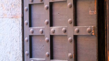 Takviye kuvvetleri ve demir çivilerle eski ortaçağ tarzı ahşap kapı. Yüksek kalite fotoğraf