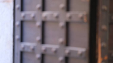 Takviye kuvvetleri ve demir çivilerle eski ortaçağ tarzı ahşap kapı. Yüksek kalite fotoğraf