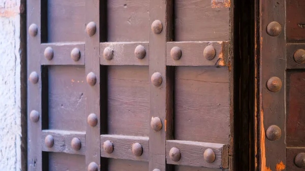 Αρχαία Μεσαιωνική Ξύλινη Πόρτα Ενισχύσεις Και Σιδερένια Καρφιά Υψηλής Ποιότητας — Φωτογραφία Αρχείου