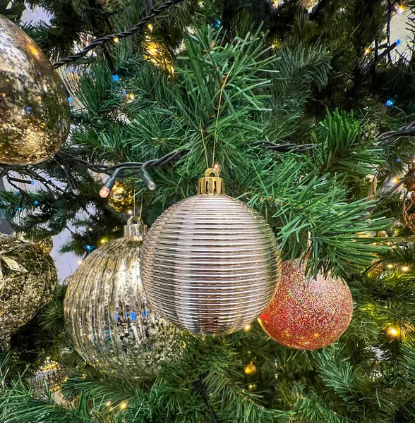 Bola Natal Com Efeito Metálico Listrado Foto Alta Qualidade — Fotografia de Stock