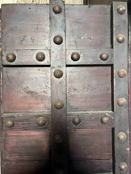 Αρχαία Μεσαιωνική Ξύλινη Πόρτα Ενισχύσεις Και Σιδερένια Καρφιά Υψηλής Ποιότητας — Φωτογραφία Αρχείου