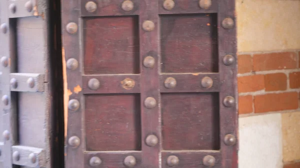Старинная Деревянная Дверь Средневековом Стиле Подкреплением Железными Гвоздями Высокое Качество — стоковое фото