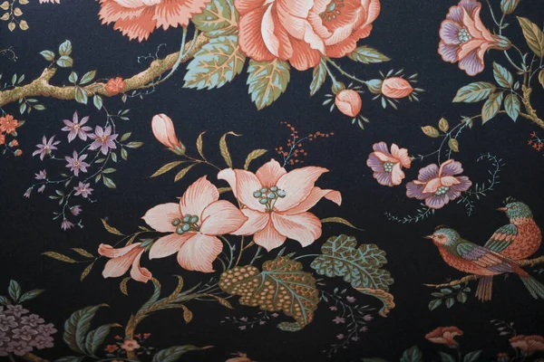 Çiçekli kumaş arka planında dallar ve çiçekler var. Yüksek kalite fotoğraf