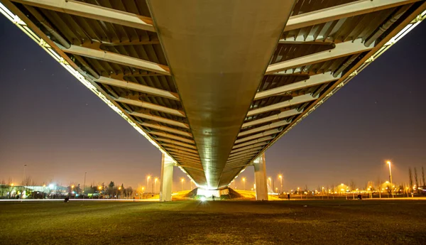 レッジョ エミリア イタリアの橋の下の夜景 高品質の写真 — ストック写真