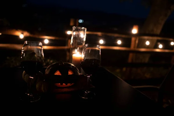 Halloween Tök Szabadtéri Asztalon Borospoharakkal Kiváló Minőségű Fénykép — Stock Fotó