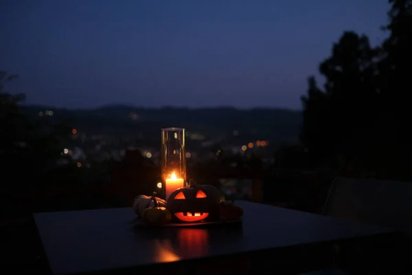 Citrouille Halloween Sur Table Extérieure Avec Verres Vin Photo Haute — Photo