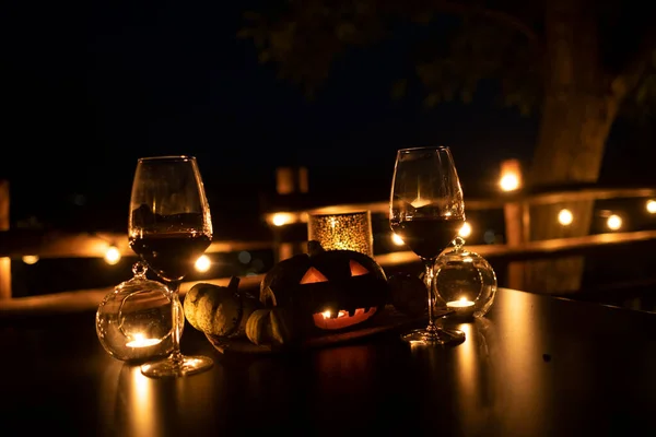 Zucca Halloween Sul Tavolo All Aperto Con Bicchieri Vino Foto — Foto Stock