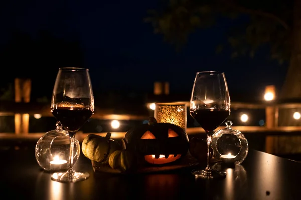 Κολοκύθα Halloween Υπαίθριο Τραπέζι Ποτήρια Κρασιού Υψηλής Ποιότητας Φωτογραφία — Φωτογραφία Αρχείου